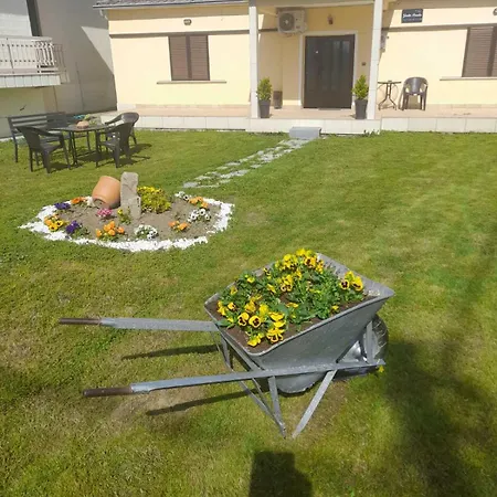 Garden Paradise In Megalochori 아파트